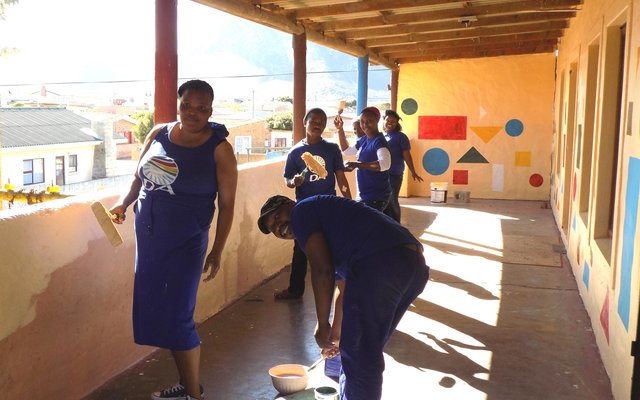  DA-lede is hard aan die verf by Strandlopertjieskool in Blompark 